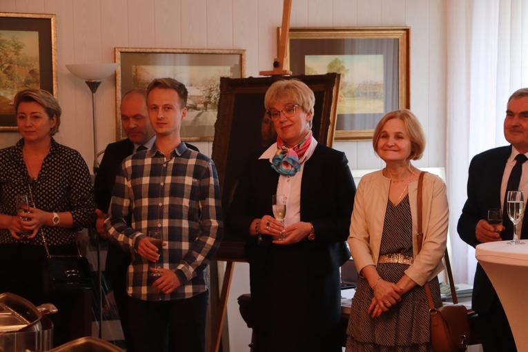 Rzeczyca. Przyznanie Medalu 75-lecia Misji Jana Karskiego ks. Henrykowi Linarcikowi