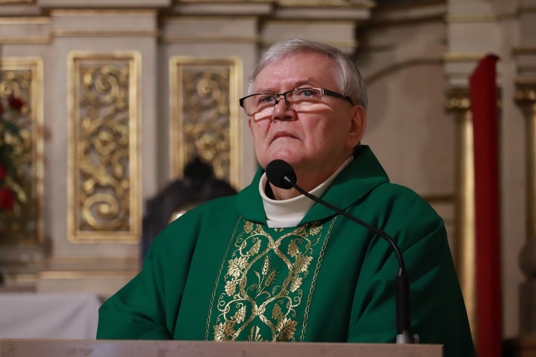 Rzeczyca. Przyznanie Medalu 75-lecia Misji Jana Karskiego ks. Henrykowi Linarcikowi