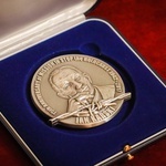 Rzeczyca. Przyznanie Medalu 75-lecia Misji Jana Karskiego ks. Henrykowi Linarcikowi