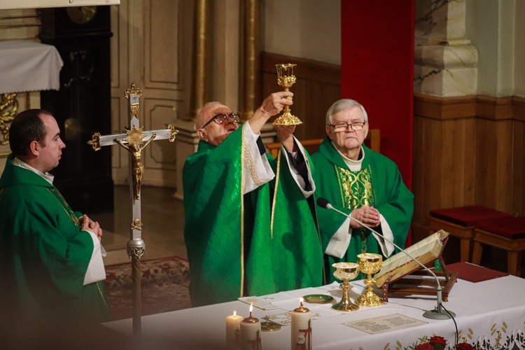 Rzeczyca. Przyznanie Medalu 75-lecia Misji Jana Karskiego ks. Henrykowi Linarcikowi