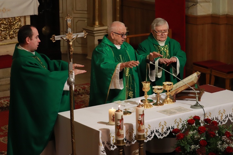 Rzeczyca. Przyznanie Medalu 75-lecia Misji Jana Karskiego ks. Henrykowi Linarcikowi