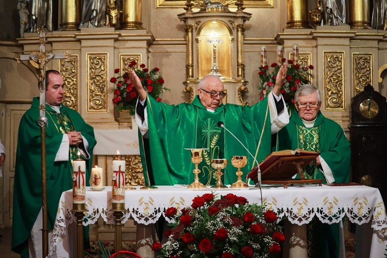 Rzeczyca. Przyznanie Medalu 75-lecia Misji Jana Karskiego ks. Henrykowi Linarcikowi