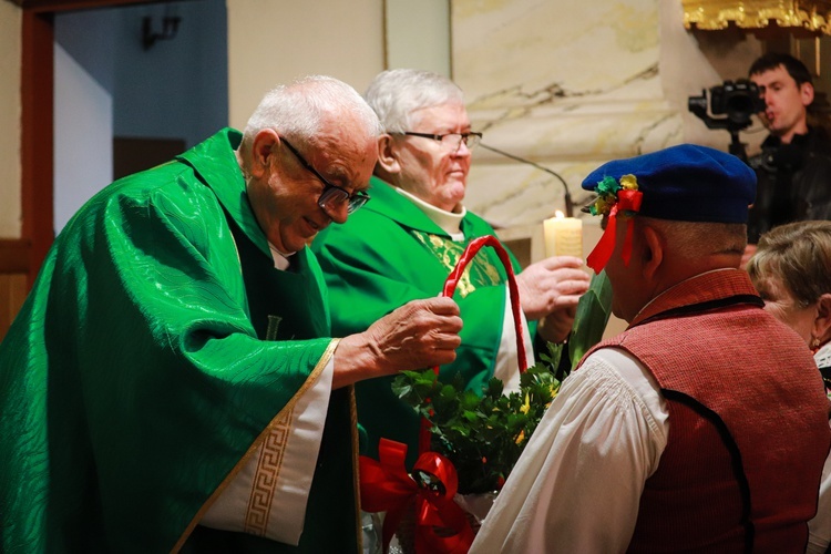 Rzeczyca. Przyznanie Medalu 75-lecia Misji Jana Karskiego ks. Henrykowi Linarcikowi