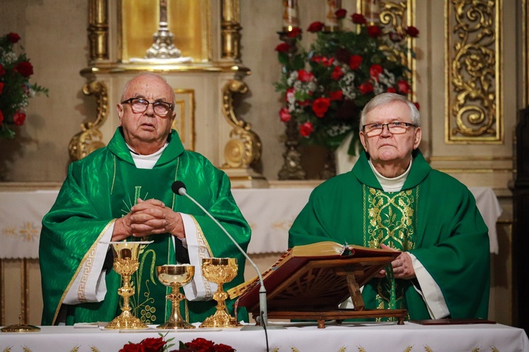 Rzeczyca. Przyznanie Medalu 75-lecia Misji Jana Karskiego ks. Henrykowi Linarcikowi