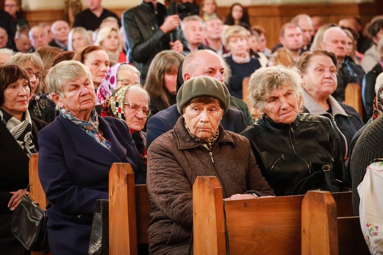 Rzeczyca. Przyznanie Medalu 75-lecia Misji Jana Karskiego ks. Henrykowi Linarcikowi