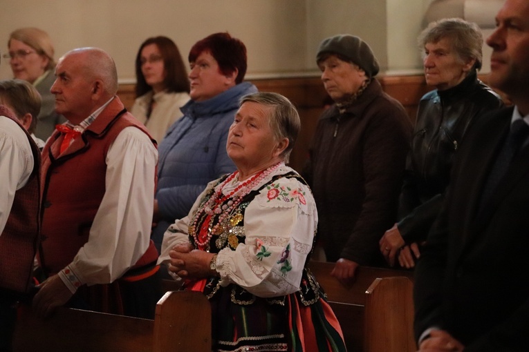 Rzeczyca. Przyznanie Medalu 75-lecia Misji Jana Karskiego ks. Henrykowi Linarcikowi