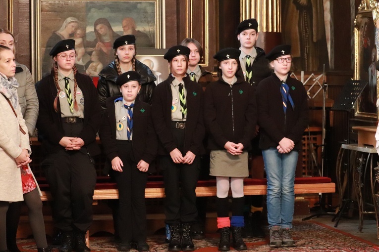 Rzeczyca. Przyznanie Medalu 75-lecia Misji Jana Karskiego ks. Henrykowi Linarcikowi