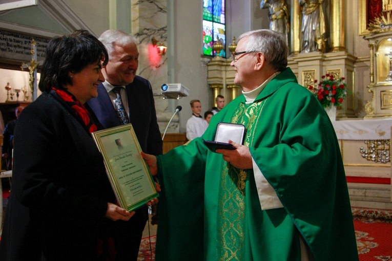Rzeczyca. Przyznanie Medalu 75-lecia Misji Jana Karskiego ks. Henrykowi Linarcikowi