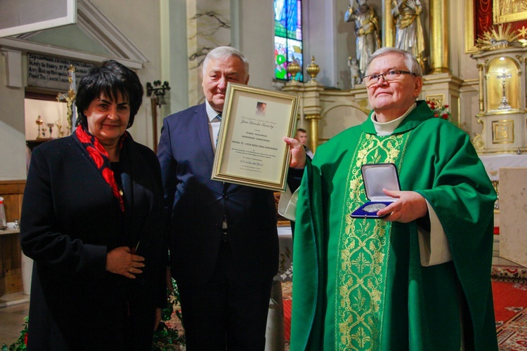 Rzeczyca. Przyznanie Medalu 75-lecia Misji Jana Karskiego ks. Henrykowi Linarcikowi