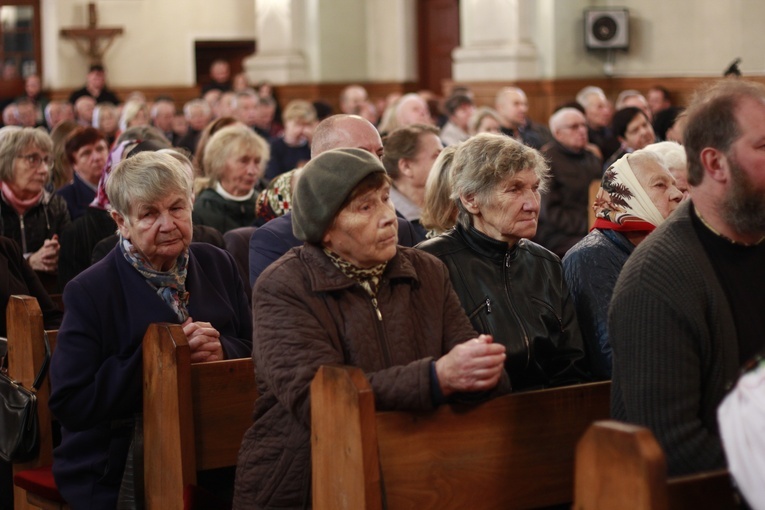 Rzeczyca. Przyznanie Medalu 75-lecia Misji Jana Karskiego ks. Henrykowi Linarcikowi