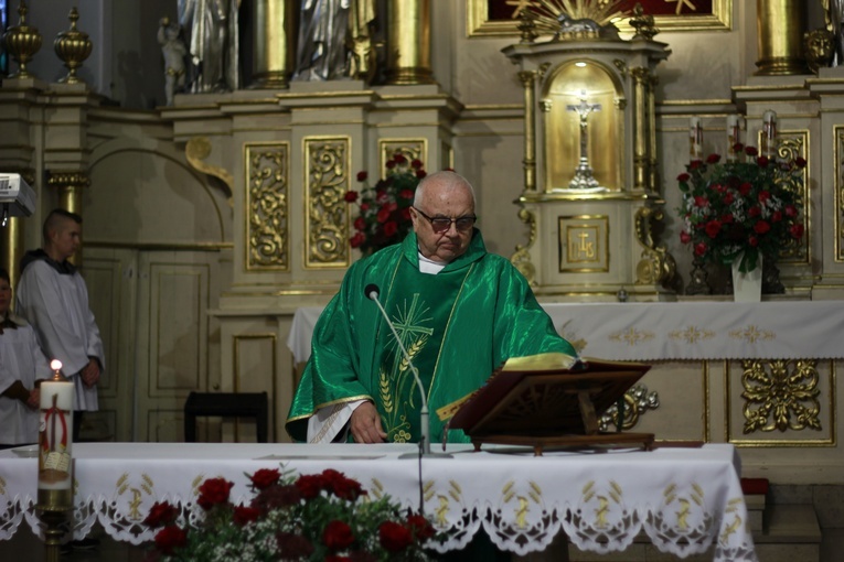 Rzeczyca. Przyznanie Medalu 75-lecia Misji Jana Karskiego ks. Henrykowi Linarcikowi