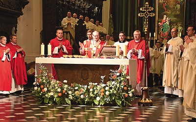 Solenizant przewodniczył Eucharystii, którą koncelebrowali bp Wiesław Szlachetka i bp Piotr Przyborek, a także księża diecezjalni i zakonni.
