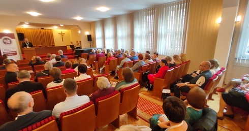 Charyzmatu w jednej sali