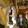 Proboszcz ks. Wisław Kudła nałożył na figurę koronę jako znak ustanowienia św. Michała Archanioła przewodnikiem i opiekunem wspólnoty parafialnej.