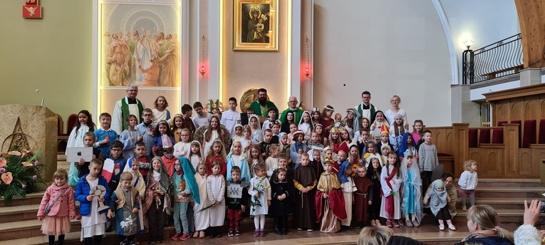 W postaci świętych wcieliły się dzieci, poznając przy okazji historię ich życia.