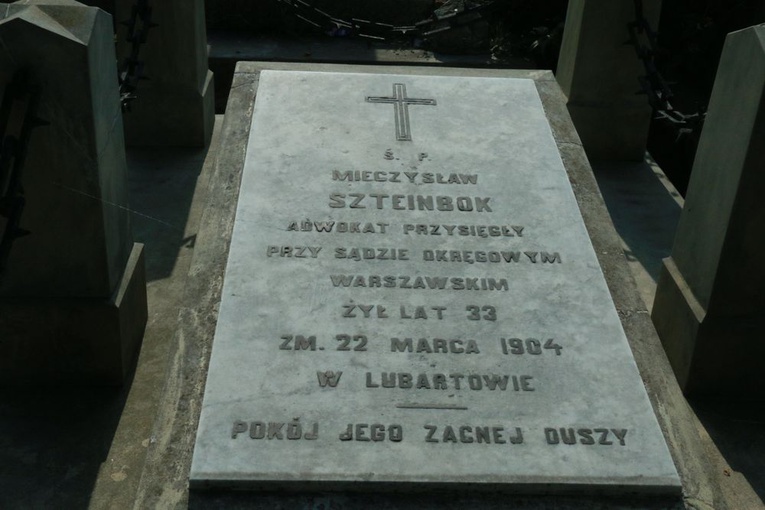 Niczym otwarta księga - cmentarz w Lubartowie