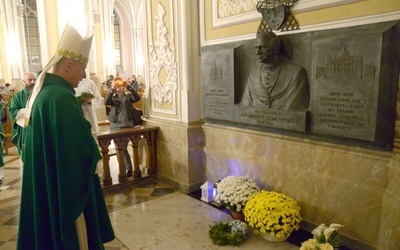 Modlitwa przy grobie abp. Zygmunta Zimowskiego.