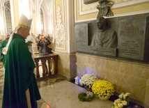 Modlitwa przy grobie abp. Zygmunta Zimowskiego.