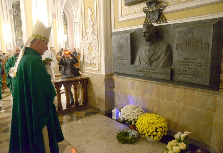 Modlitwa przy grobie abp. Zygmunta Zimowskiego.