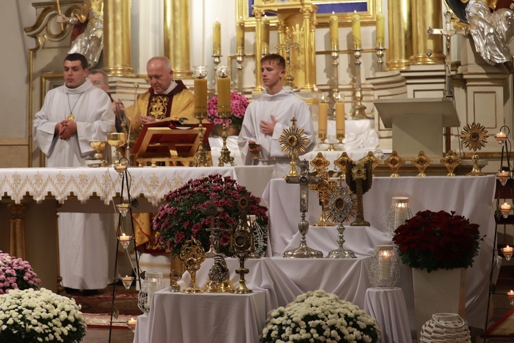 Centralnym punktem spotkania była Eucharystia, której przewodniczył dziekan rawski. Wiernym towarzyszyło ponad 20 świętych i błogosławionych.