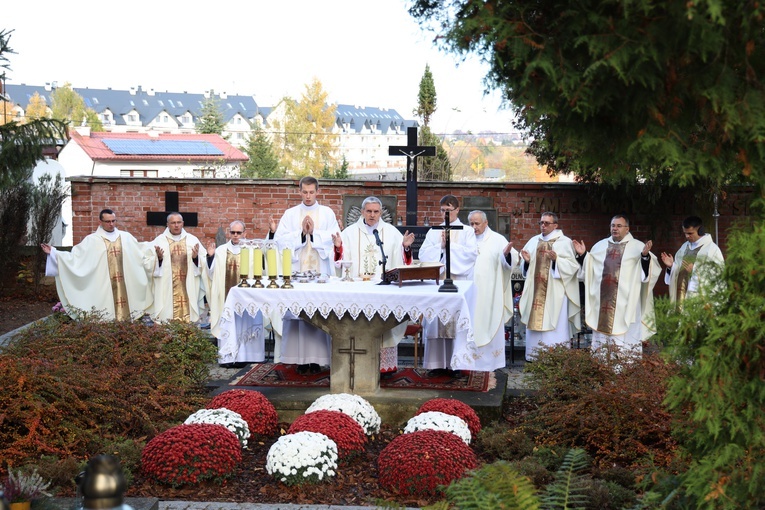 Modlitwa na cmentarzu katedralnym w Sandomierzu