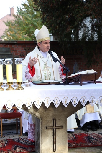 Modlitwa na cmentarzu katedralnym w Sandomierzu