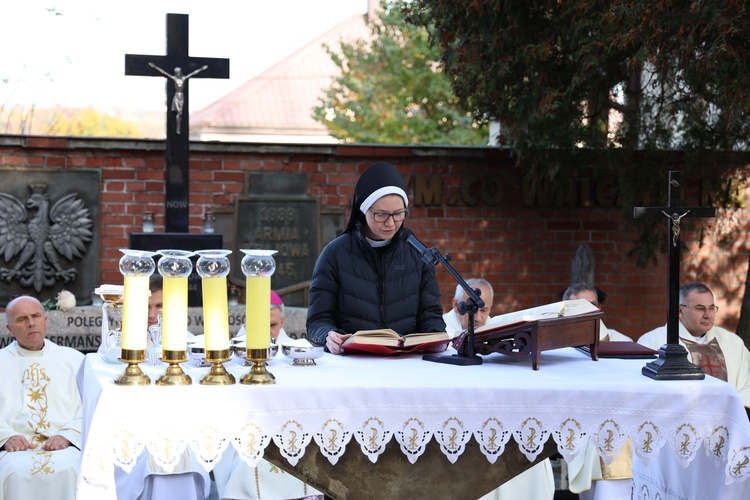 Modlitwa na cmentarzu katedralnym w Sandomierzu