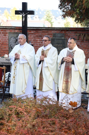 Modlitwa na cmentarzu katedralnym w Sandomierzu