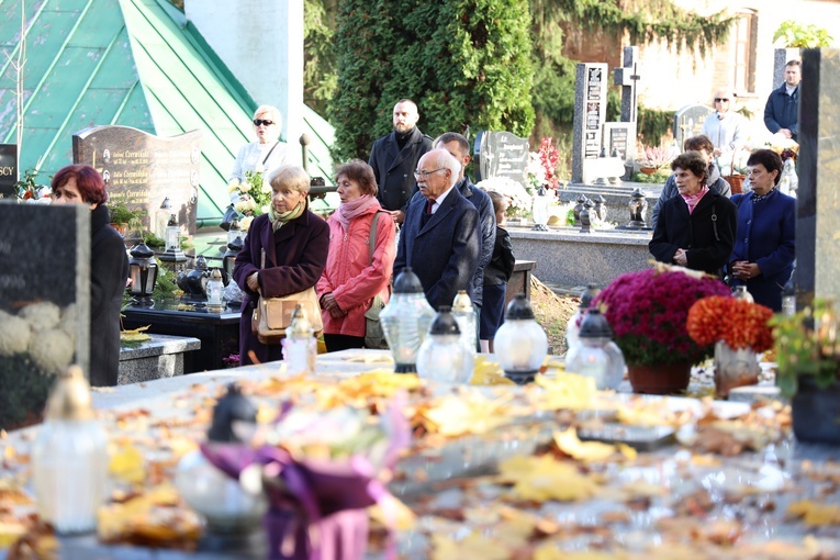 Modlitwa na cmentarzu katedralnym w Sandomierzu