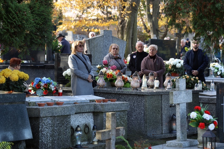 Modlitwa na cmentarzu katedralnym w Sandomierzu