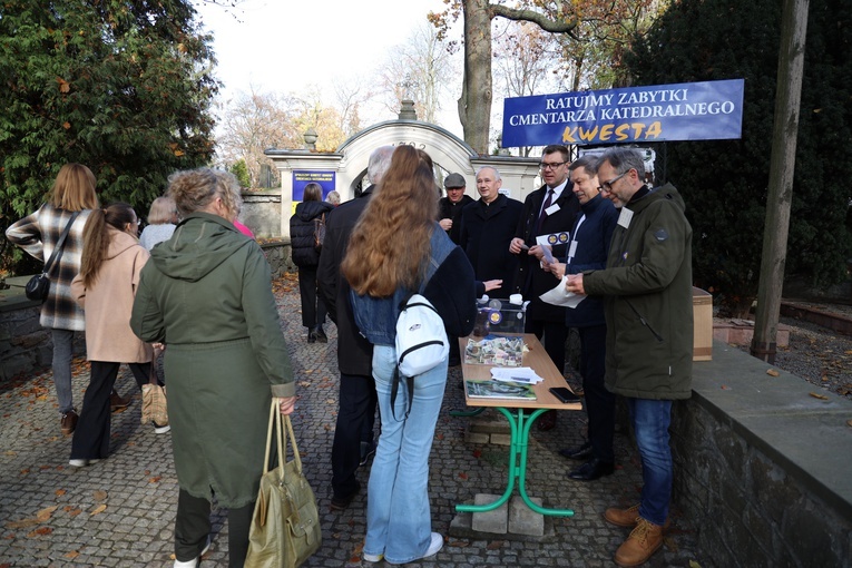 Modlitwa na cmentarzu katedralnym w Sandomierzu