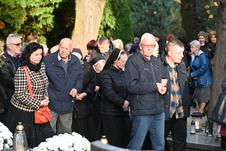 Świdnica. Modlitwa za zmarłych z bp. Markiem Mendykiem