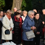 Świdnica. Modlitwa za zmarłych z bp. Markiem Mendykiem