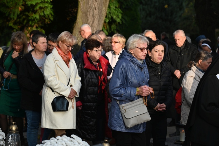 Świdnica. Modlitwa za zmarłych z bp. Markiem Mendykiem