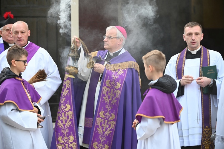 Świdnica. Modlitwa za zmarłych z bp. Markiem Mendykiem