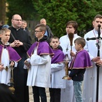 Świdnica. Modlitwa za zmarłych z bp. Markiem Mendykiem