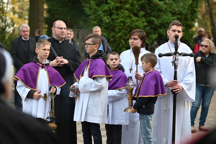 Świdnica. Modlitwa za zmarłych z bp. Markiem Mendykiem