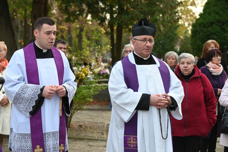 Świdnica. Modlitwa za zmarłych z bp. Markiem Mendykiem