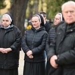 Świdnica. Modlitwa za zmarłych z bp. Markiem Mendykiem