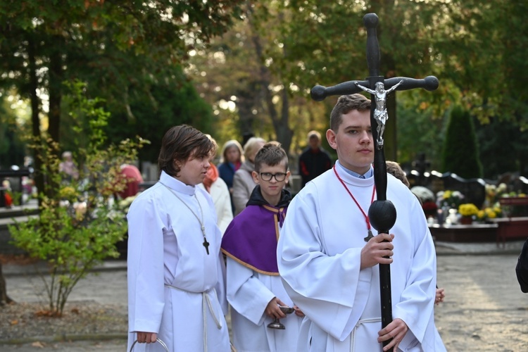 Świdnica. Modlitwa za zmarłych z bp. Markiem Mendykiem