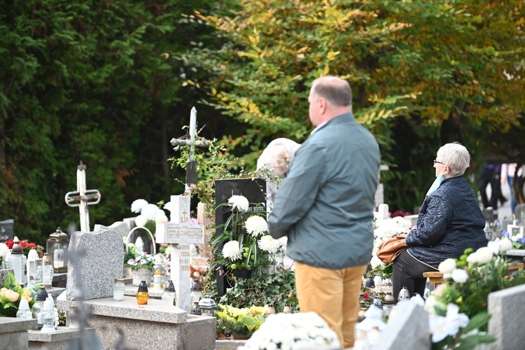 Świdnica. Modlitwa za zmarłych z bp. Markiem Mendykiem