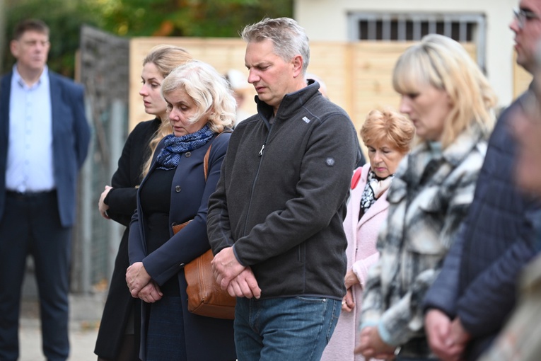 Świdnica. Modlitwa za zmarłych z bp. Markiem Mendykiem