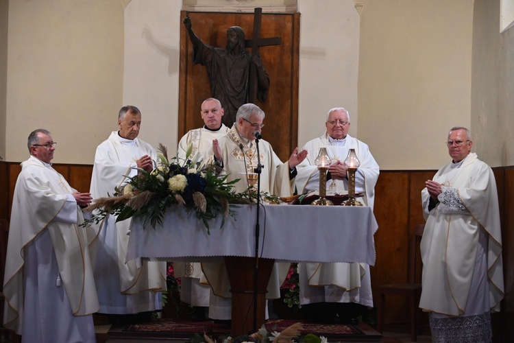 Świdnica. Modlitwa za zmarłych z bp. Markiem Mendykiem