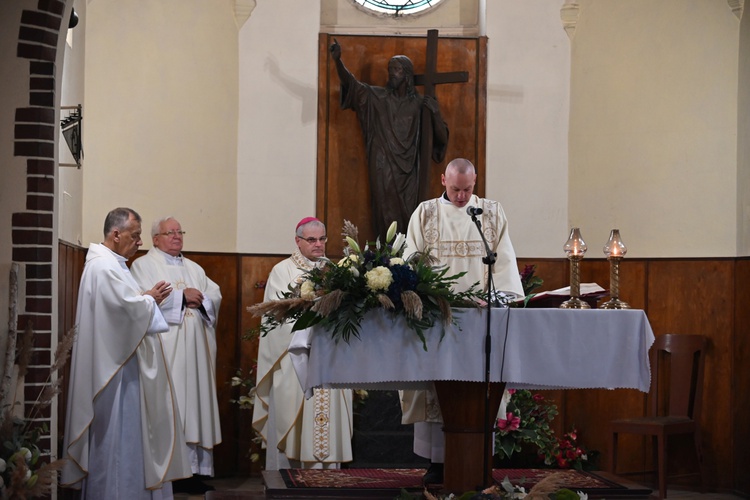 Świdnica. Modlitwa za zmarłych z bp. Markiem Mendykiem