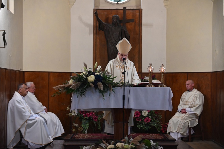 Świdnica. Modlitwa za zmarłych z bp. Markiem Mendykiem