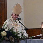 Świdnica. Modlitwa za zmarłych z bp. Markiem Mendykiem