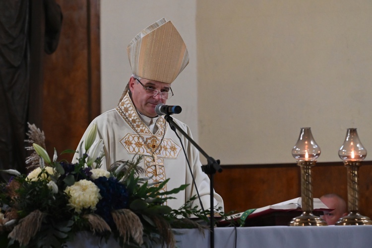 Świdnica. Modlitwa za zmarłych z bp. Markiem Mendykiem