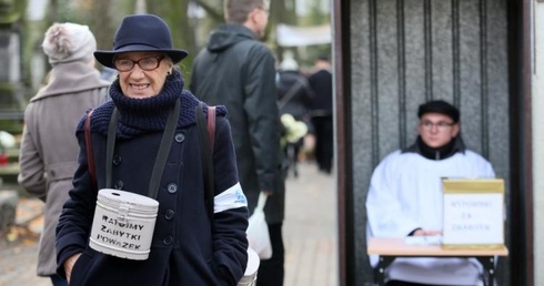 W 48-letniej historii kwestowania na Powązkach Maja Komorowska tylko raz nie wyruszyła z puszką na alejki nekropolii.