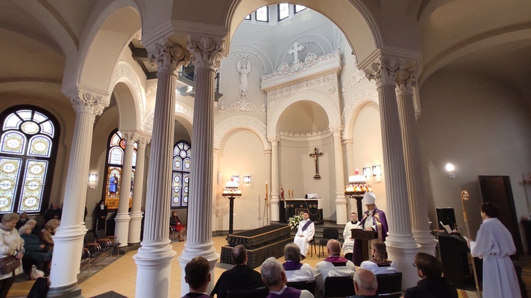 Legnica. Nabożeństwo na cmentarzu