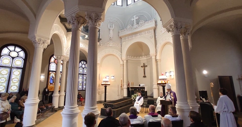 Legnica. Nabożeństwo na cmentarzu